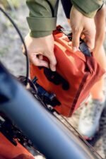 Ortlieb Fork-Pack Plus 5.8L Bolsa para horquilla Salsa Dark Chili Red – Image 8