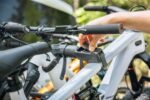 Portabicicletas Thule VeloSpace 3 9033100 para barra de remolque - 3 bicicletas (compatible con bicicletas eléctricas) Negro – Image 8